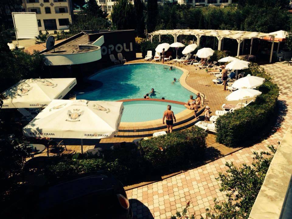Akropoli Hotel Kryemëdhej Buitenkant foto