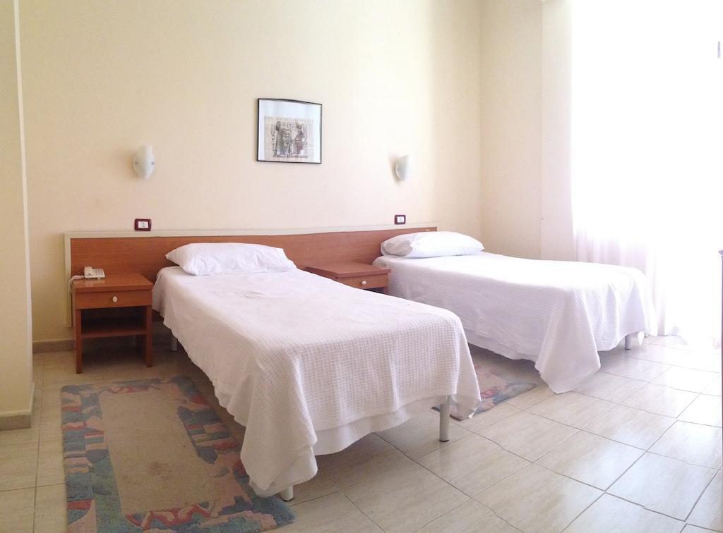 Akropoli Hotel Kryemëdhej Kamer foto