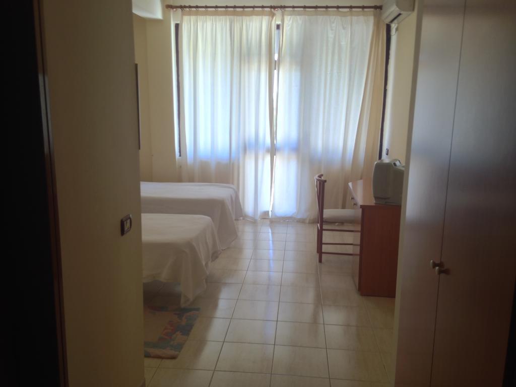 Akropoli Hotel Kryemëdhej Kamer foto